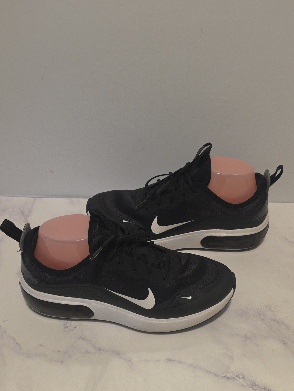Nike Air Max Black & White Air-Cushioned Low-Top Sneakers